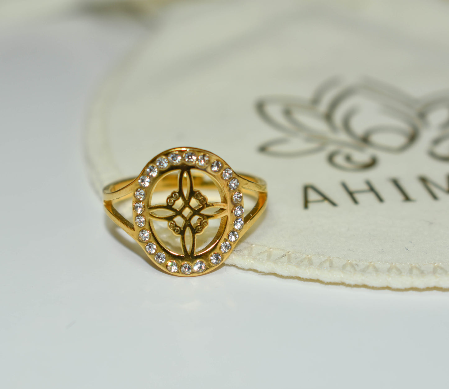 Anillo Nudo de Bruja con circonita – Poder y belleza