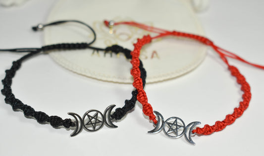 Pulsera tejida con dije Triple Luna – Intuición femenina y ciclos sagrados